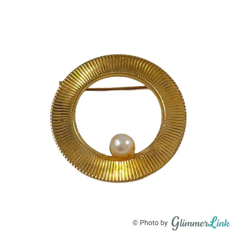 Vintage Openwork Ribbed Round Wreath Faux Pearl Gold Tone Brooch